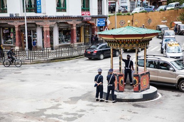 Đất nước không có đèn giao thông, muốn đến du lịch không hề dễ dàng