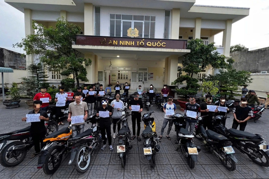 Cảnh sát chặn hàng chục thanh thiếu niên đua xe trái phép ở TPHCM - 2 Cảnh sát chặn hàng chục thanh thiếu niên đua xe trái phép ở TPHCM - 2