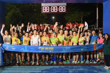 10.000 vận động viên tranh tài ở Tay Ho Half Marathon 2024