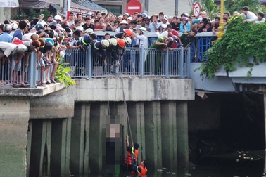 Nhảy xuống kênh vì lời thách đố, 1 người chết đuối