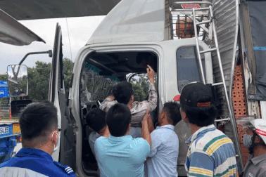 Giải cứu tài xế kẹt trong cabin xe tải biến dạng ở TPHCM