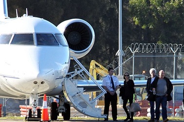 Angelina Jolie tự lái phi cơ riêng