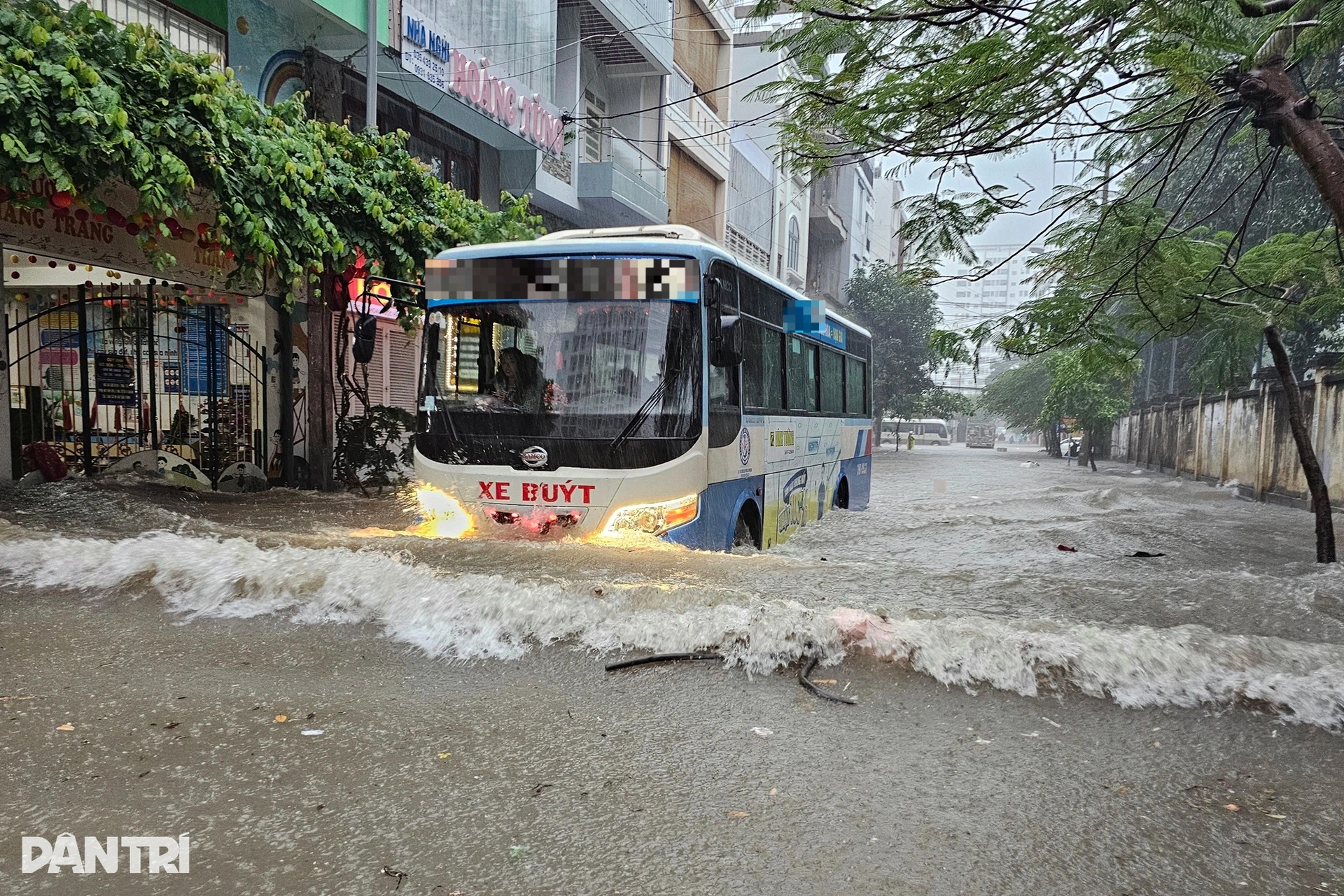 Mưa lớn gây ngập ở Bắc Nha Trang, nhiều ô tô chết máy - 6
