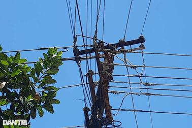 Hiểm nguy rình rập ngay trên đầu hàng trăm hộ dân