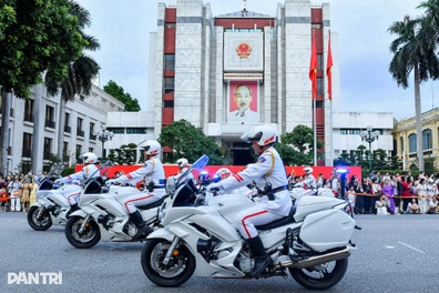 Cảnh vệ trình diễn kỹ năng điều khiển mô tô tại bờ hồ Hoàn Kiếm