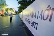 Du khách ngỡ ngàng khi đường hoa Nguyễn Huệ không khai mạc, 17h đóng cửa