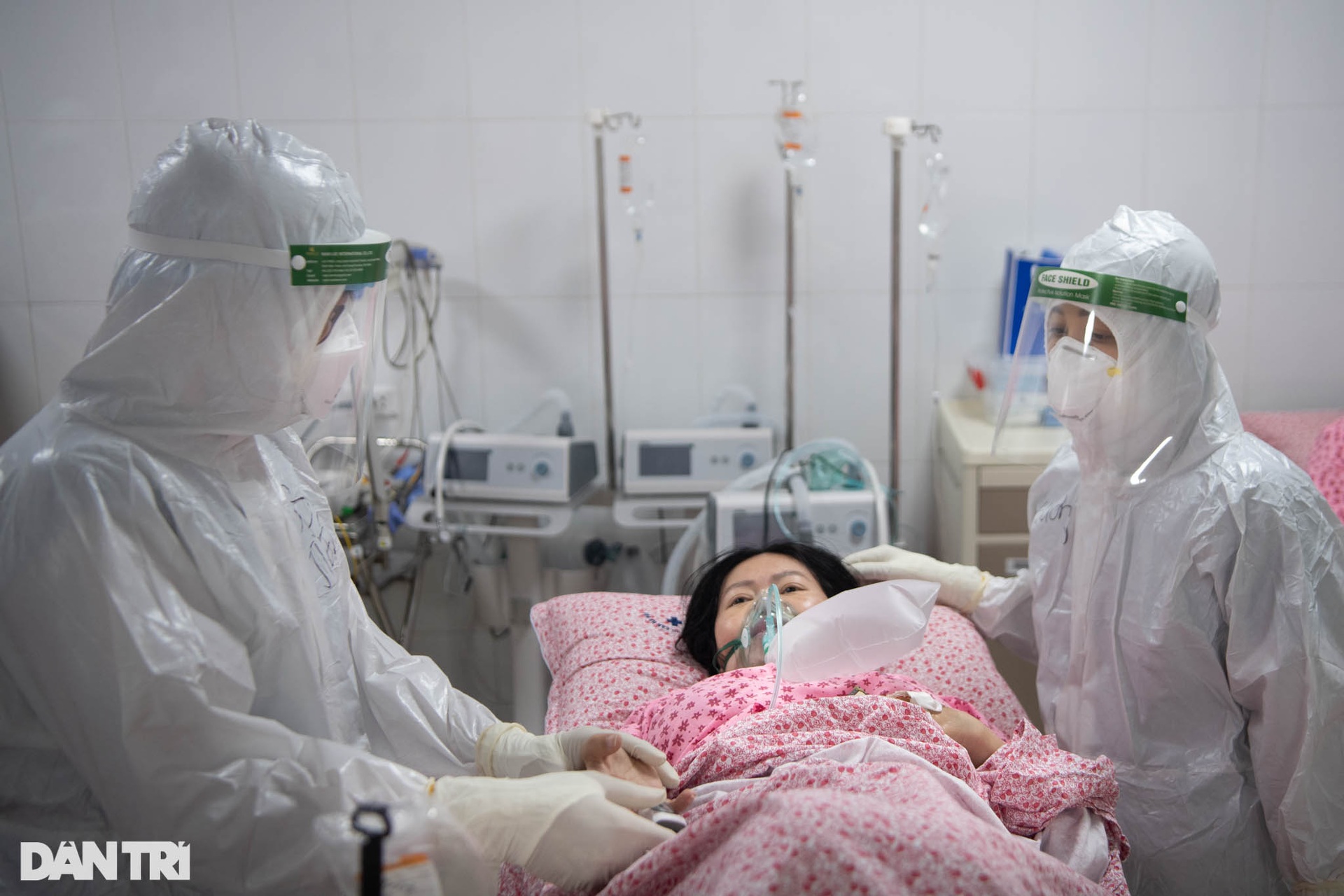 Khoảnh khắc sự sống nảy mầm giữa khu điều trị sản phụ F0 ở Hà Nội - 4 Khoảnh khắc sự sống nảy mầm giữa khu điều trị sản phụ F0 ở Hà Nội - 4