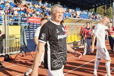 “Ông lão” 70 tuổi lập kỷ lục kinh ngạc khi đá giải chuyên nghiệp