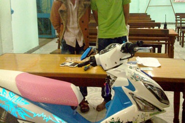 Nạn nhân phát hiện 2 tên cướp nhờ chiếc xe màu trắng