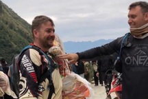 Xôn xao hình ảnh khách Tây chở ngựa vàng mã đi phượt Hà Giang