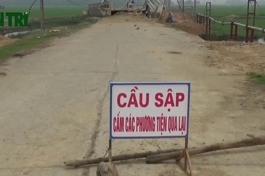 Hà Tĩnh: Hàng trăm hộ dân điêu đứng vì cây cầu bị sà lan đâm sập chậm được khắc phục.