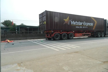 Va chạm với xe container, chồng chết, vợ bị thương nặng
