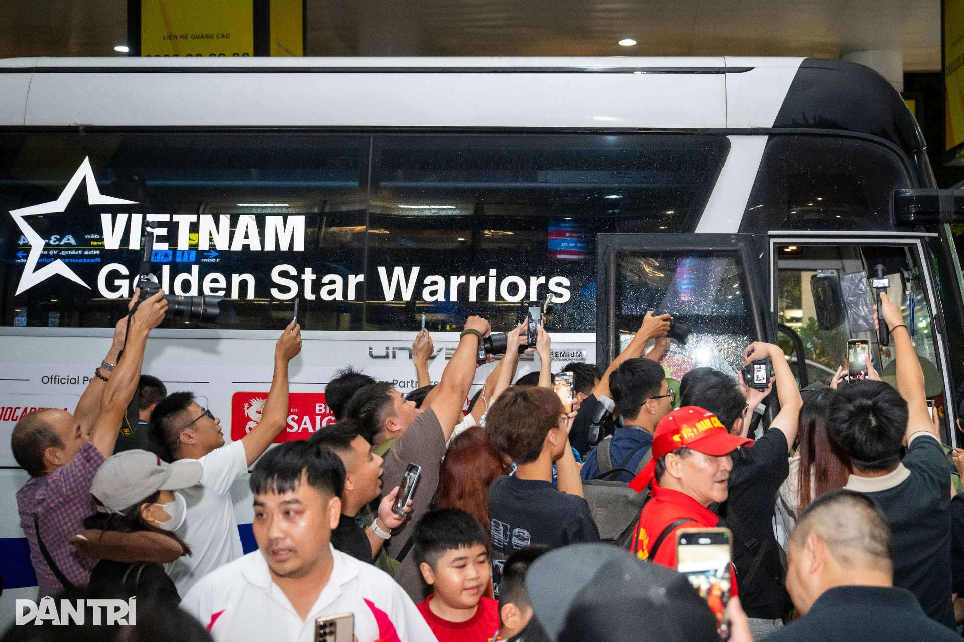 Người hâm mộ đông kín ga đến sân bay Nội Bài đón tuyển Việt Nam về nước - 18