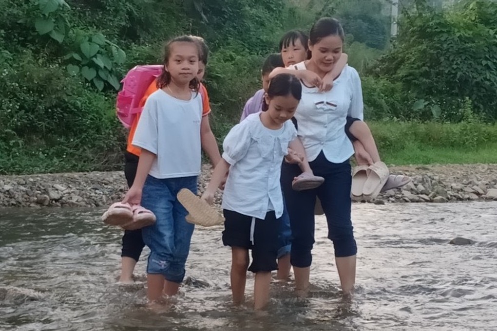 Cô giáo miền núi cõng học sinh mùa lũ: Tôi không muốn các em nghỉ học - 2