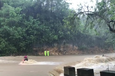 Người đàn ông suýt mất mạng khi chạy xe máy qua dòng nước lũ chảy xiết