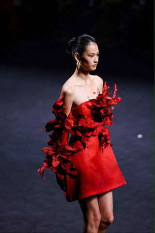 Hoàng Thùy dát hơn 100 lá vàng lên người, diễn vedette ở Thượng Hải - 6