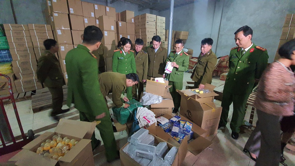 “Rùng mình” kho chứa hàng chục tấn hàng cho mẹ và bé nhập từ Trung Quốc giả danh hàng Nhật - 1 “Rùng mình” kho chứa hàng chục tấn hàng cho mẹ và bé nhập từ Trung Quốc giả danh hàng Nhật - 1