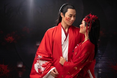 Bà xã Việt Hoàn lỡ duyên với mỹ nam kém 12 tuổi trong MV cổ trang