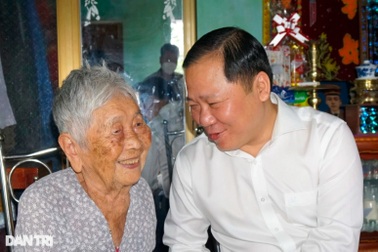 Chủ tịch Bình Định tặng quà Tết gia đình chính sách, hộ khó khăn