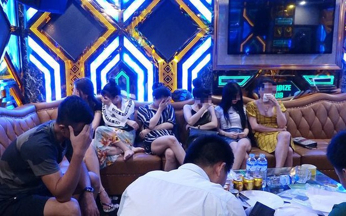 Hà Nội: Tạm dừng hoạt động các cơ sở kinh doanh dịch vụ karaoke, quán bar, vũ trường, game từ hôm nay - Ảnh 1.