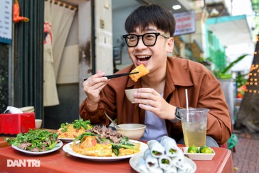 Cuộc sống của reviewer nổi tiếng: Tăng 16kg, bị "ném đá" vì suốt ngày khen