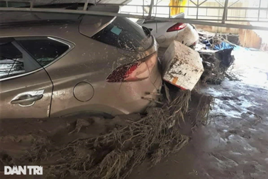 Lớp bùn dày cả mét "vùi" ô tô, lấp kín nhà cửa