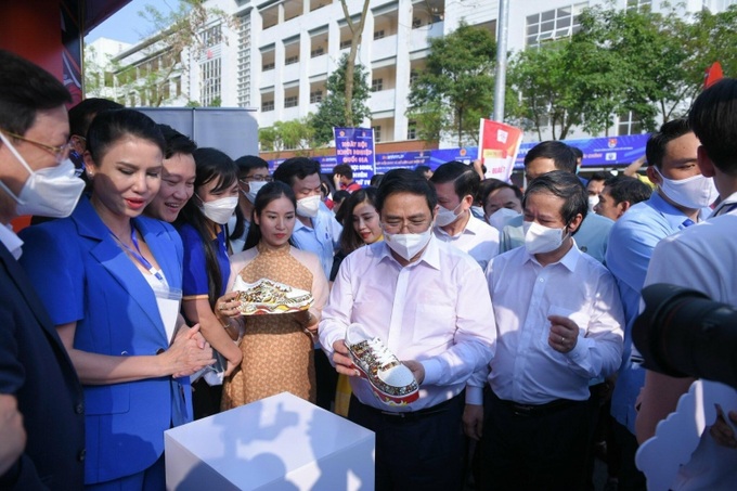 Thủ tướng Phạm Minh Chính và Bộ trưởng Bộ GD&ĐT Nguyễn Kim Sơn tham quan gian trưng bày tại Ngày hội.