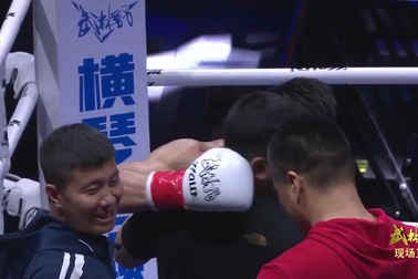 Tung cú đá trúng mặt, nhà vô địch Trung Quốc "kết liễu" đối thủ