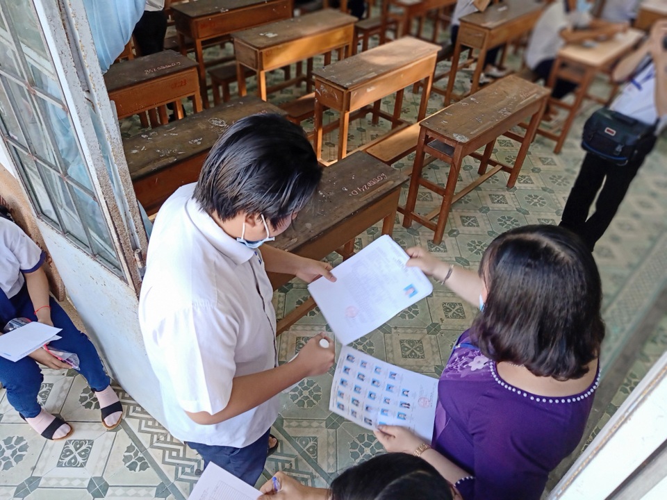 Bí thư Bạc Liêu trực tiếp đi kiểm tra phòng thi tốt nghiệp THPT - 4 Bí thư Bạc Liêu trực tiếp đi kiểm tra phòng thi tốt nghiệp THPT - 4