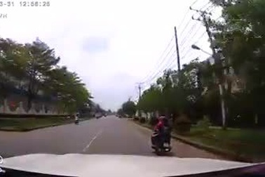 Chạy ẩu, nam thanh niên lao thẳng vào đầu ô tô đi ngược chiều