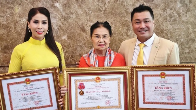 Nhờ những đóng góp vào công tác xã hội từ thiện, gia đình nghệ sỹ Lý Hùng được tặng Huân chương Lao động hạng Ba và Bằng khen của UBND TP.HCM