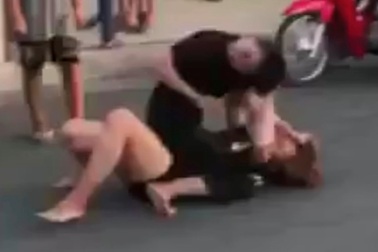 Hai cô gái đánh nhau giữa đường, nhiều người không can ngăn mà vỗ tay cổ vũ