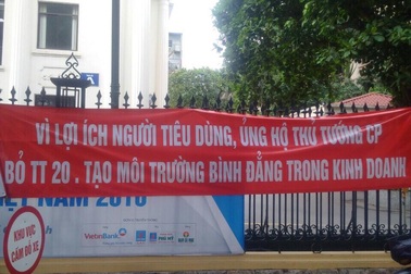 Căng băng rôn trước cổng bộ: Bỏ vốn kinh doanh sao khó thế!