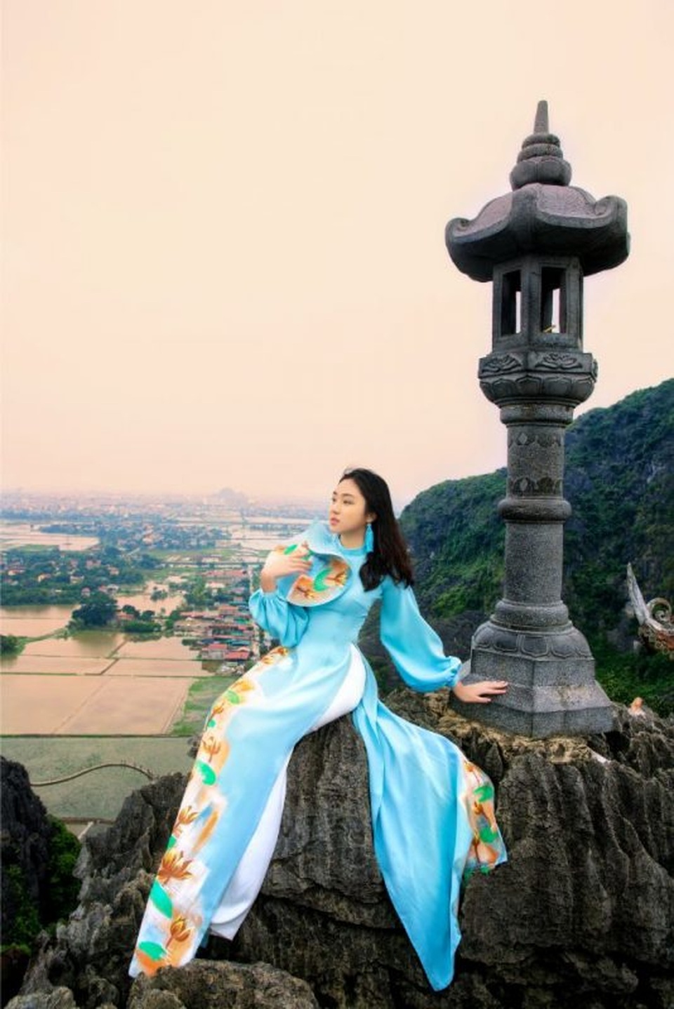 Đại sứ áo dài Việt Nam khoe bộ ảnh tuyệt đẹp trên đỉnh Hang Múa - 6 Đại sứ áo dài Việt Nam khoe bộ ảnh tuyệt đẹp trên đỉnh Hang Múa - 6