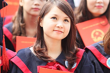 Nữ sinh năm cuối “đọ sắc” trong màu áo cử nhân