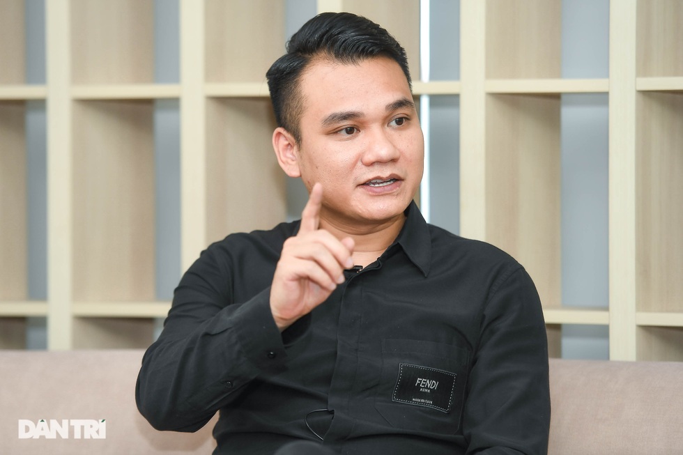 Khắc Việt: Từ quá khứ ăn mì tôm sống chạy show đến ông trùm bất động sản - 5 Khắc Việt: Từ quá khứ ăn mì tôm sống chạy show đến ông trùm bất động sản - 5