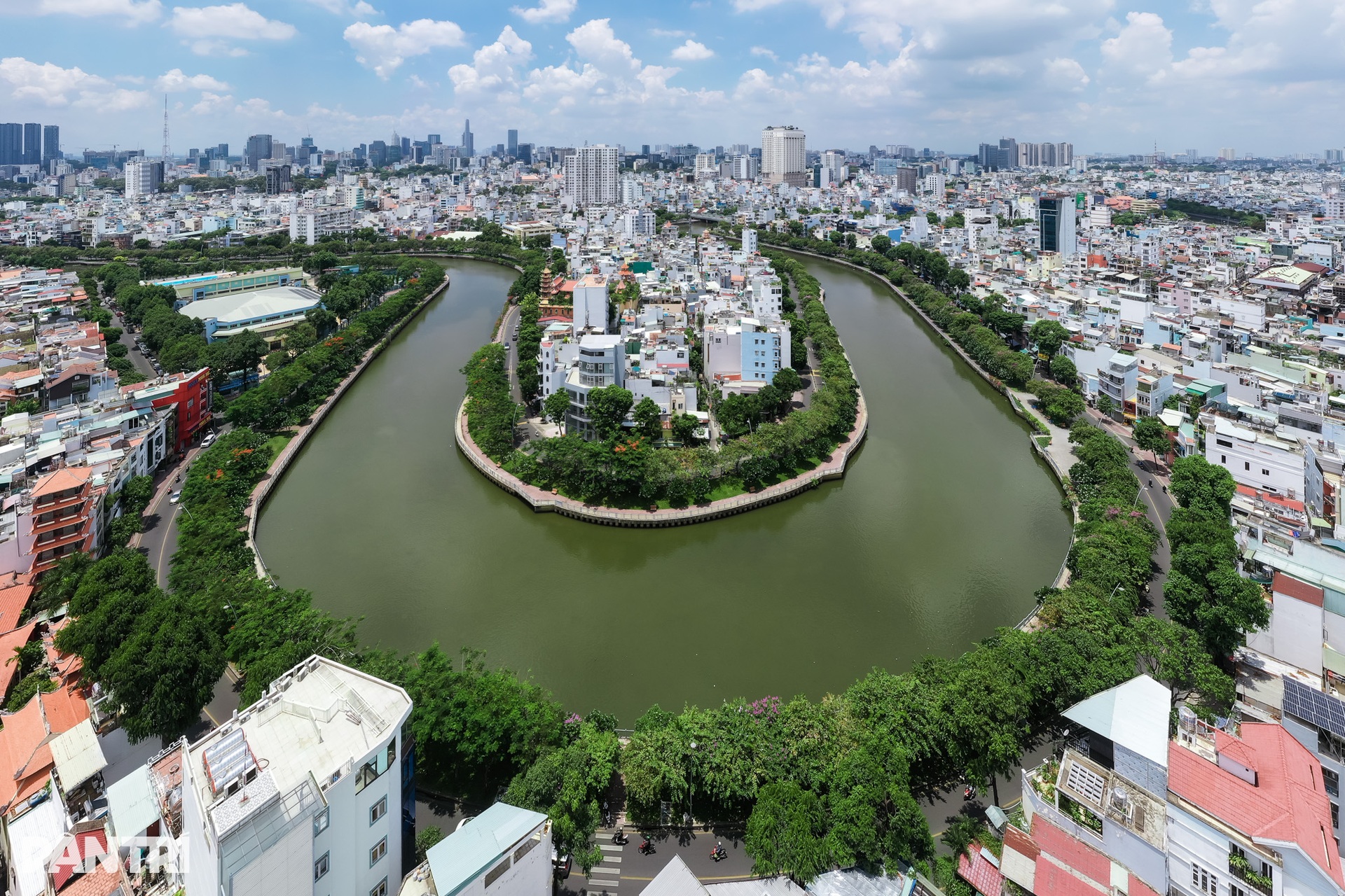 Những con đường rợp bóng cây xanh, xua tan cái nóng ở TPHCM - 2 Những con đường rợp bóng cây xanh, xua tan cái nóng ở TPHCM - 2
