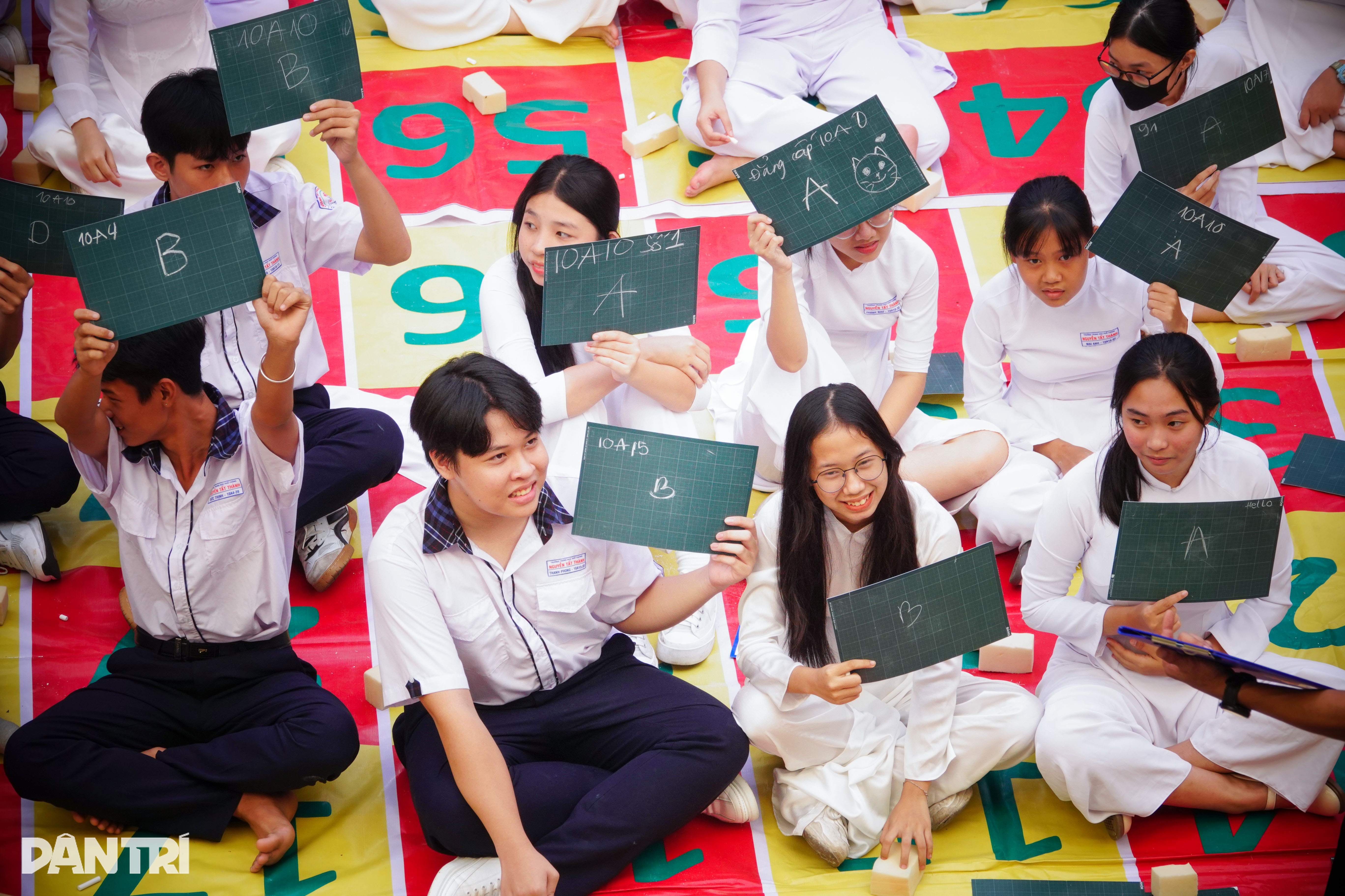 Výstavu navštívilo více než 800 studentů. Prezident Ho Či Min - Životopis a kariéra - 2. Hơn 800 học sinh dự triển lãm Chủ tịch Hồ Chí Minh - Tiểu sử và sự nghiệp - 2