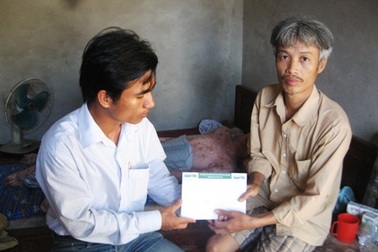 Trao quà nhân ái tới em Phạm Văn Ngân   