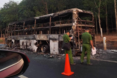 Xe khách giường nằm cháy rụi, trơ khung trên cao tốc Phan Thiết - Dầu Giây