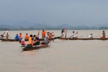 Thuyền chở 4 người lật trên sông Gianh