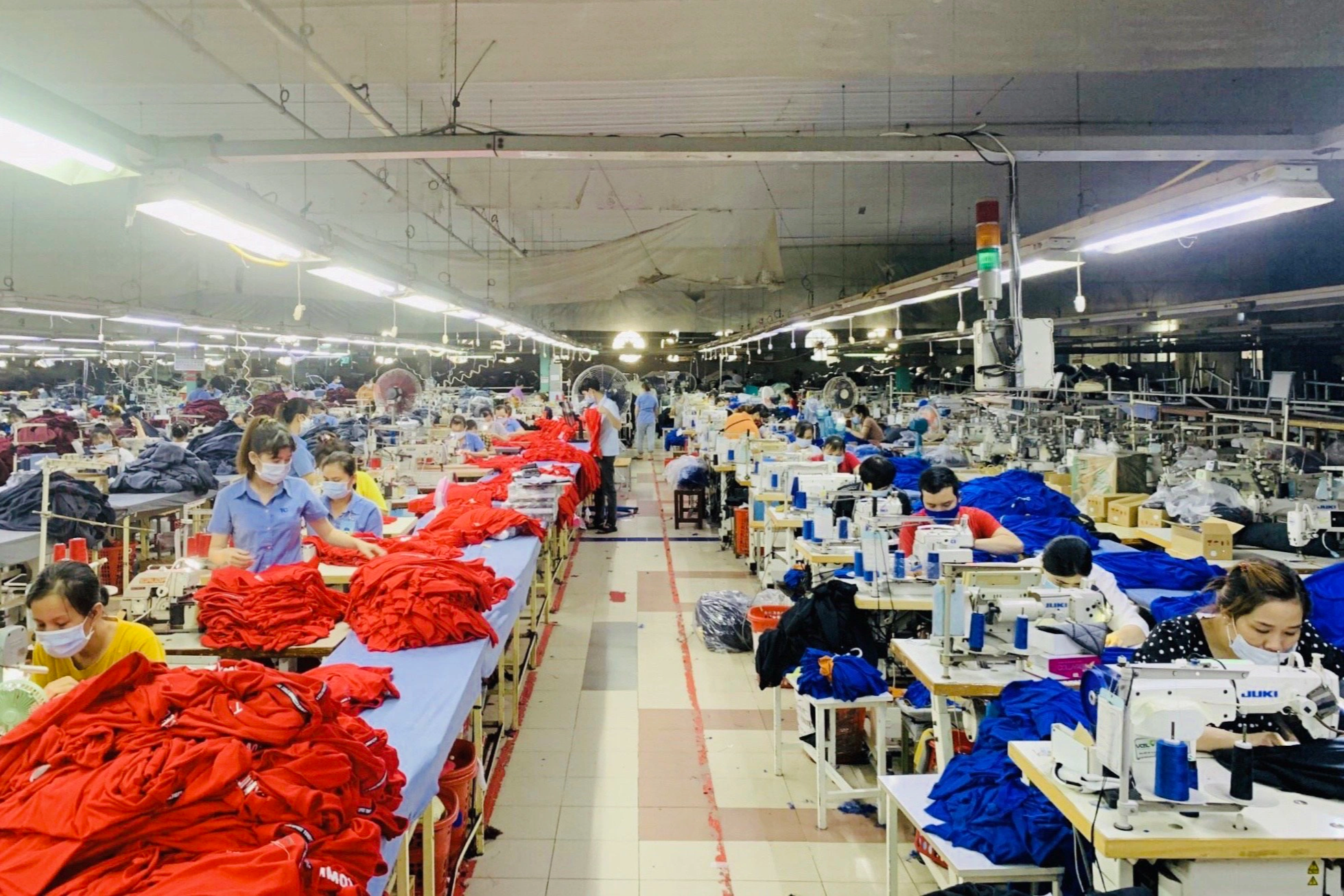 Công nhân may liên tục bỏ nghề, nhà máy khóc nghẹn - 1