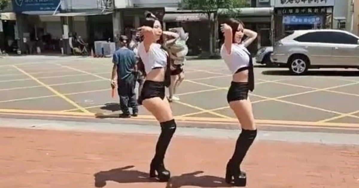 Mẹ thuê vũ công múa cột biểu diễn mừng con tốt nghiệp gây tranh cãi