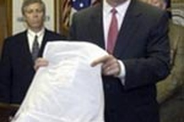 Tổng thống Bush mặc áo chống đạn dỏm