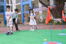 Tiết học golf đầu tiên ở trường tiểu học công lập