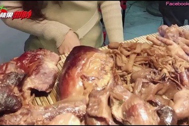 Quán ăn vỉa hè đông khách đột biến nhờ cô gái bán hàng siêu nóng bỏng