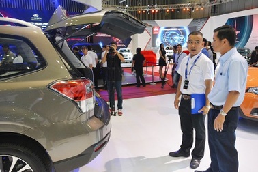 Bất chấp "tháng cô hồn", ô tô ngoại vẫn nhập về ồ ạt