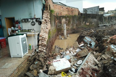 Sập tường rào, 1 người chết, 2 người bị thương