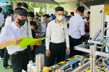 Không "khua môi múa mép", sinh viên đưa máy móc, đồ án đi... tìm việc