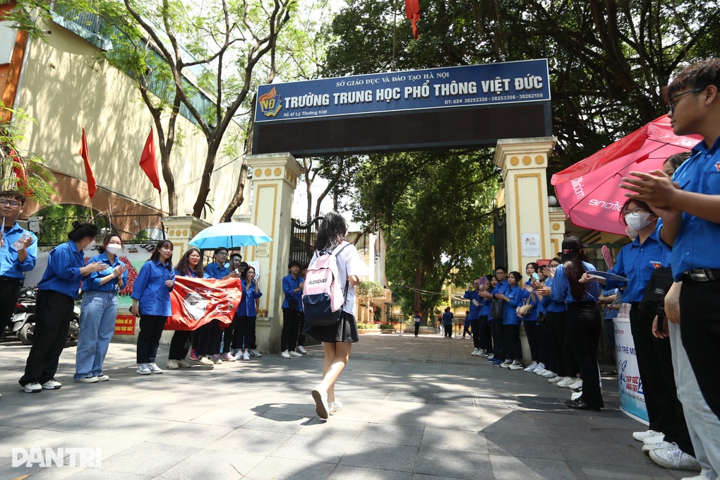 Chiều nay, thí sinh thi vào lớp 10 tại Hà Nội làm bài môn ngoại ngữ - 3 Chiều nay, thí sinh thi vào lớp 10 tại Hà Nội làm bài môn ngoại ngữ - 3